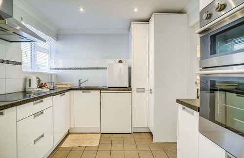 Woodstock House | Guest Rated 9.8: High Trees Blenheim View Holiday Let
