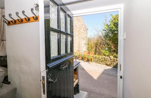 Castleton House | Pet-Friendly High View Cottage - 4-Star Comfort Awaits