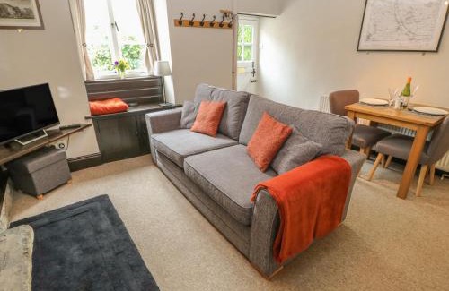 Castleton House | Pet-Friendly High View Cottage - 4-Star Comfort Awaits
