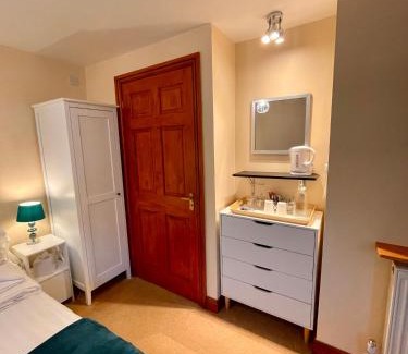 Uttoxeter Bed & Breakfast | Inviting High View Cottage: Guest Rated 9.5/10, Family Friendly
