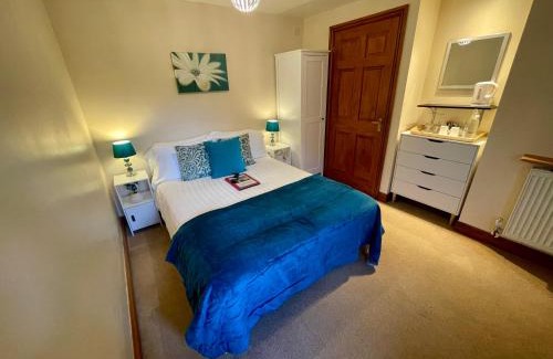 Uttoxeter Bed & Breakfast | Inviting High View Cottage: Guest Rated 9.5/10, Family Friendly