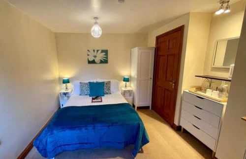 Uttoxeter Bed & Breakfast | Inviting High View Cottage: Guest Rated 9.5/10, Family Friendly