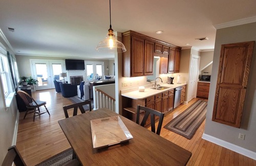 Cambridge House | Top-Rated High Water Guest House with Family-Friendly Amenities