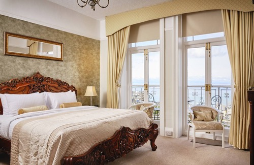 Lynton Bed & Breakfast | Unforgettable Highcliffe House: Oceanfront Paradise Awaits