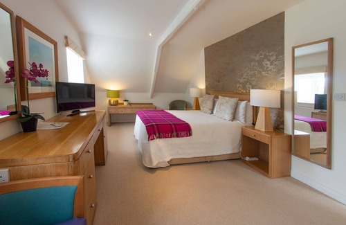 Newlyn House | Elegant Higher Faugan: Family-Friendly with Breakfast