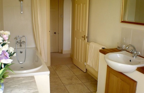 Newlyn House | Elegant Higher Faugan: Family-Friendly with Breakfast