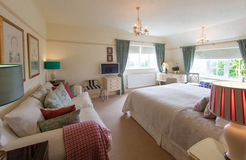 Newlyn House | Elegant Higher Faugan: Family-Friendly with Breakfast