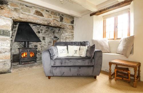 Helford Passage House | Pet-Friendly Retreat at Higher Roskorwell Cottage, 4 Stars