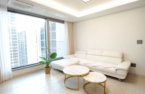 Gaepo-dong Apartment | Premier 3-Bedroom Apartment with Full Amenities in Xi