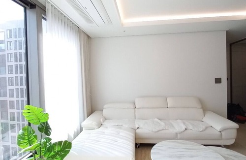 Gaepo-dong Apartment | Premier 3-Bedroom Apartment with Full Amenities in Xi