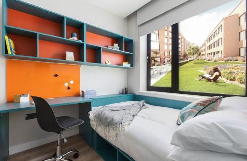 Phibsborough Apartment | Highfield House: Family-Friendly Stay with Pool Access