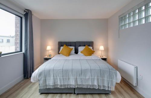 Phibsborough Apartment | Highfield House: Family-Friendly Stay with Pool Access