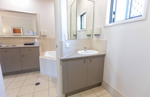 Highfields Hotel | Discover Highfields Motel Toowoomba: 4-Star Family Retreat