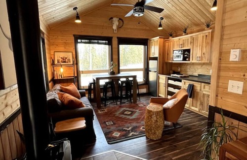 Bragg Creek Cabin | Highland Cabin at Restart Ranch with Hot Tub & River Access