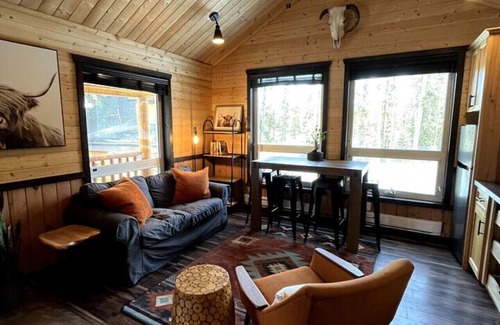 Bragg Creek Cabin | Highland Cabin at Restart Ranch with Hot Tub & River Access