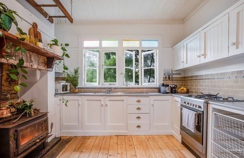 Leura House | Cozy Highland Cottage with Fireplace & Pet-Friendly Amenities
