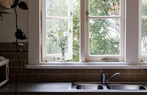Leura House | Cozy Highland Cottage with Fireplace & Pet-Friendly Amenities