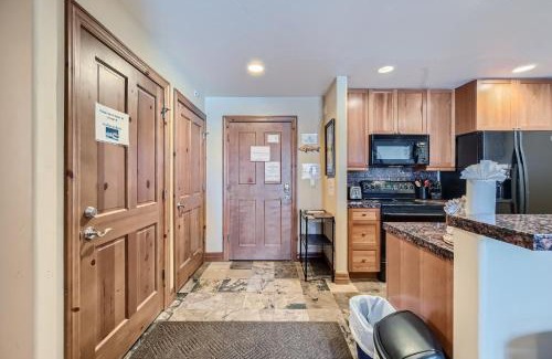The Highlands Apartment | Cozy Highland Greens Lodge 210 with Breakfast & Family Fun