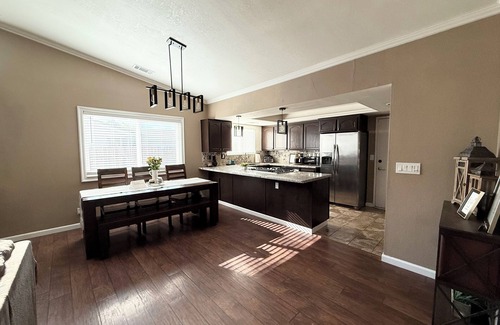 Shasta View House | Highland Hideaway-Family. Work. Fun. Near it all!