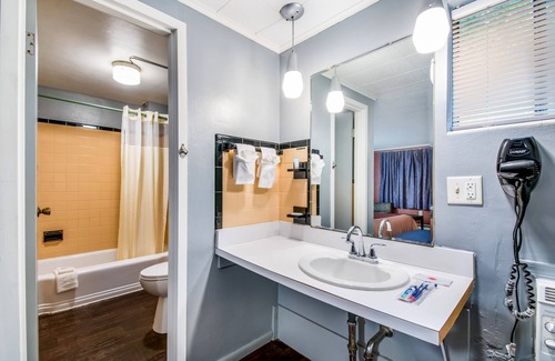 New Cumberland Hotel | Budget-Friendly Highland Inn New Cumberland with Breakfast & More