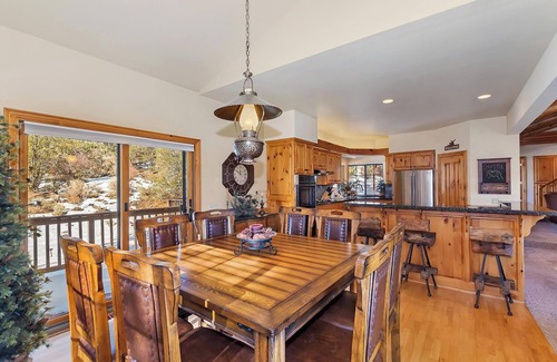 Eagle Mountain Estates Cabin | Highland Manor: Unmatched Getaway with Movie Room & Pool