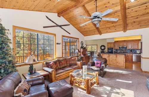 Eagle Mountain Estates Cabin | Highland Manor: Unmatched Getaway with Movie Room & Pool