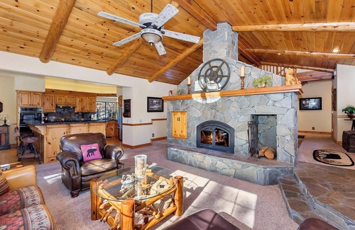 Eagle Mountain Estates Cabin | Highland Manor: Unmatched Getaway with Movie Room & Pool