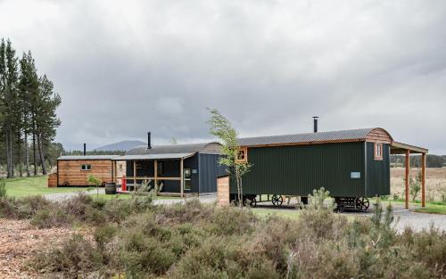 Nethy Bridge Apartment | Pet-Friendly Highland Shepherd Huts with Family Amenities