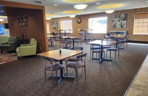Minot Hotel | Comfortable Highland Suites with Pool and Spa Amenities