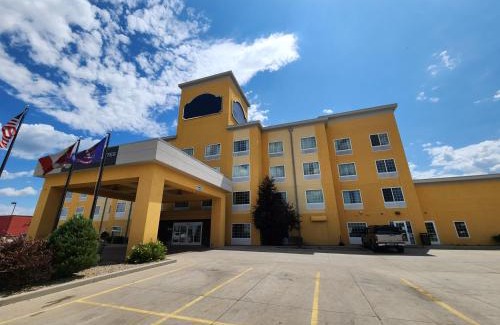 Minot Hotel | Comfortable Highland Suites with Pool and Spa Amenities
