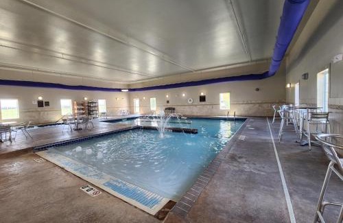 Minot Hotel | Comfortable Highland Suites with Pool and Spa Amenities
