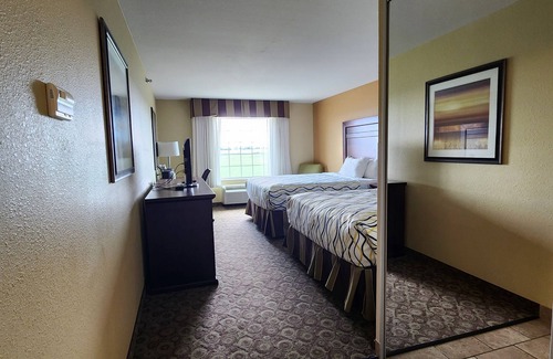 Minot Hotel | Relax at Highland Suites with Pool, Spa & Hot Tub Access