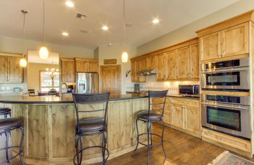Redmond House | Relaxing Highland View Haven with Pool & Hot Tub Access