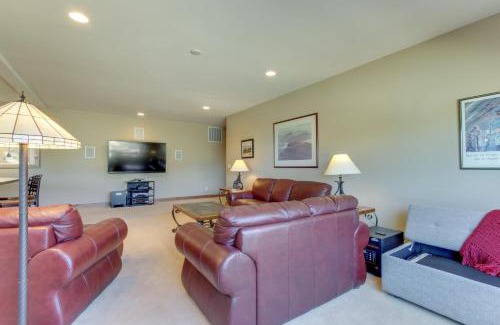 Redmond House | Relaxing Highland View Haven with Pool & Hot Tub Access