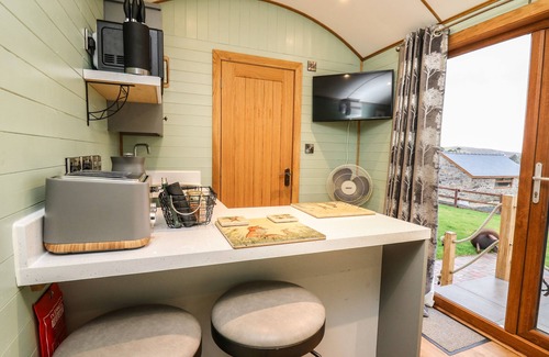 Rhayader Cottage | Charming Highland View: Pet-Friendly Holiday Cottage Retreat