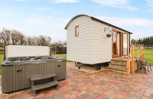 Rhayader Cottage | Charming Highland View: Pet-Friendly Holiday Cottage Retreat
