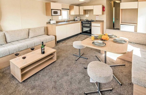 Stranraer House | Modern Caravan Retreat: Family-Friendly with Kitchen Amenities
