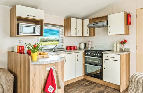 Stranraer House | Modern Caravan Retreat: Family-Friendly with Kitchen Amenities