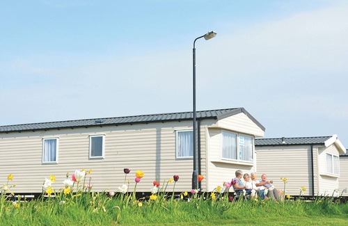 Stranraer House | Modern Caravan Retreat: Family-Friendly with Kitchen Amenities