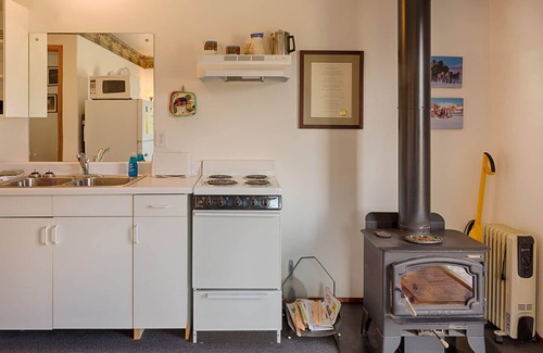 Oroville Cabin | Cozy Highlander Cabin with Kitchen & Breakfast in Eden Valley