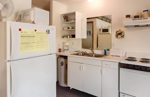 Oroville Cabin | Cozy Highlander Cabin with Kitchen & Breakfast in Eden Valley