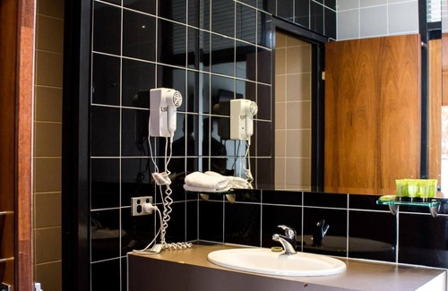 Gilles Plains Hotel | Welcoming Highlander Hotel: Comfort with Pool & Dining