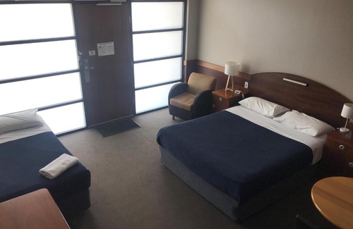 Gilles Plains Hotel | Highlander Hotel Rooftop Bar & Kitchen - Family-Friendly Stay