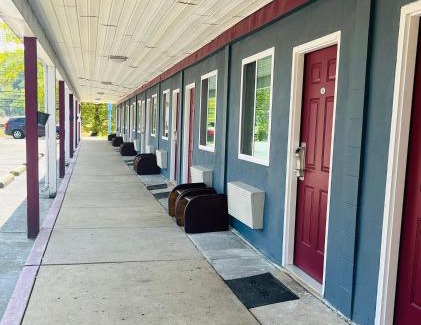 Athens Hotel | Budget-Friendly Highlander Motel with Child-Friendly Amenities