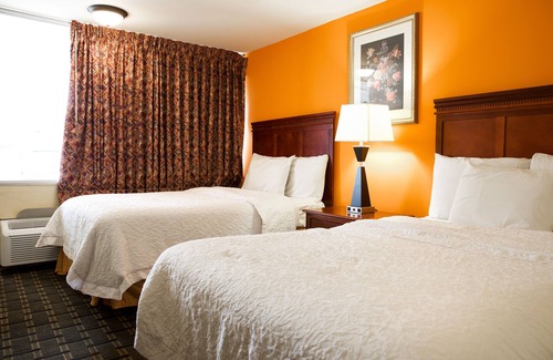 Athens Hotel | Cozy Highlander Motel: Breakfast & Family-Friendly Stays