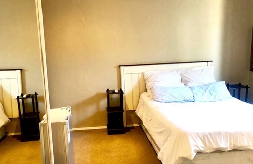 Greater Johannesburg Metropolitan Area House | Budget-Friendly Highlands Bed and Breakfast Experience