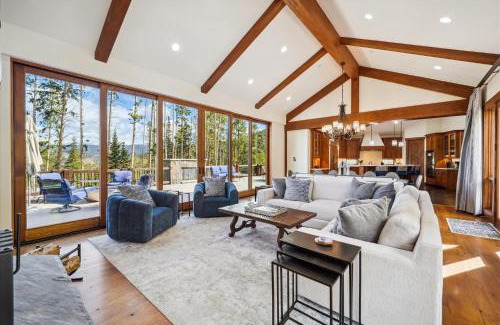 The Highlands House | Highlands Hideaway: Family-Friendly Retreat with Pool & Hot Tub