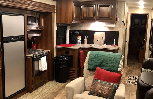 Montgomery House | Unwind at Highline Ranch RV with Hot Tub & Lake Views
