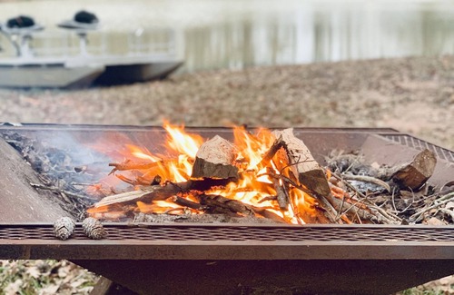 Montgomery House | Unwind at Highline Ranch RV with Hot Tub & Lake Views