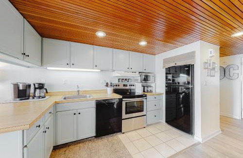 North Ocean City Apartment | Oceanfront Highpoint North 8D: Rated 10/10 with Pool Access
